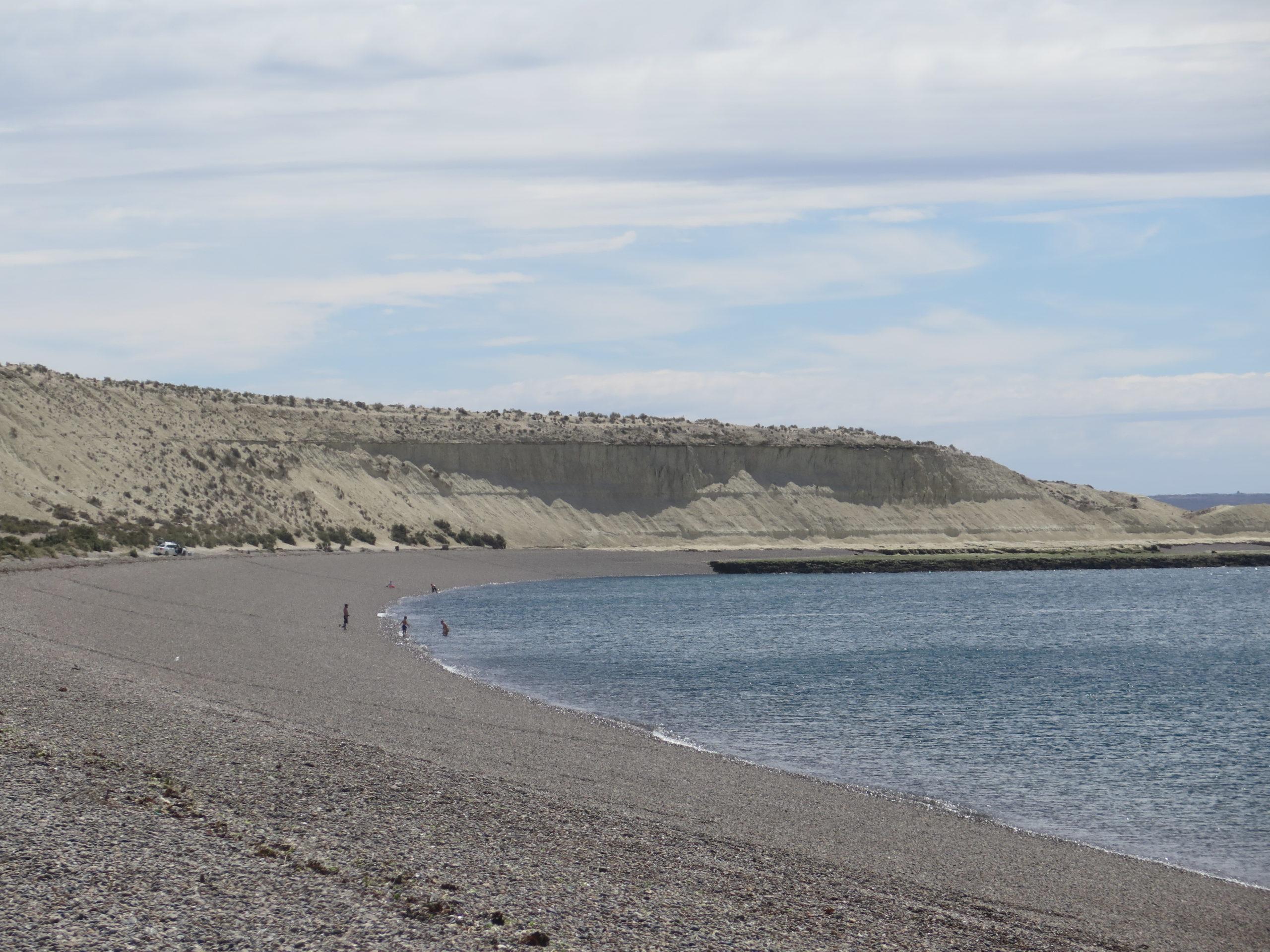 Playa Paraná con piedras y mar